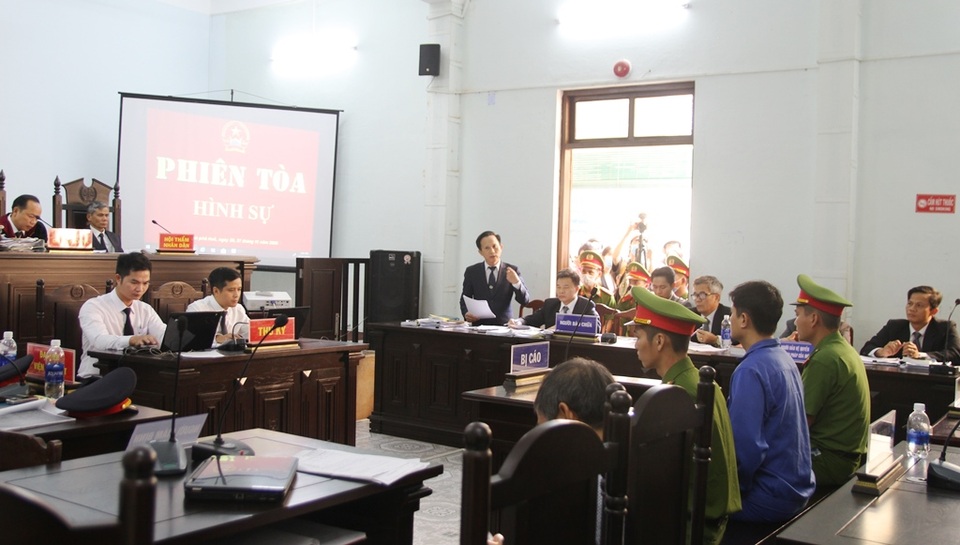 Tranh luận nảy lửa tại phiên tòa xử bác sĩ bị cáo buộc hiếp dâm - 1 Tranh luận nảy lửa tại phiên tòa xử bác sĩ bị cáo buộc hiếp dâm - 1