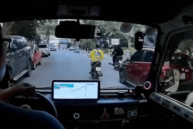 Bé trai phi xe đạp từ vỉa hè ra giữa đường, lao vào đầu ô tô