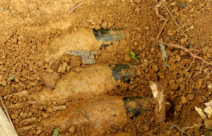 Ba quả đạn phát hiện ban đầu tại vườn gia đình bà Hà Thị Nhồi, khu Trung tâm 2, xã Thu Cúc, huyện Tân Sơn.

