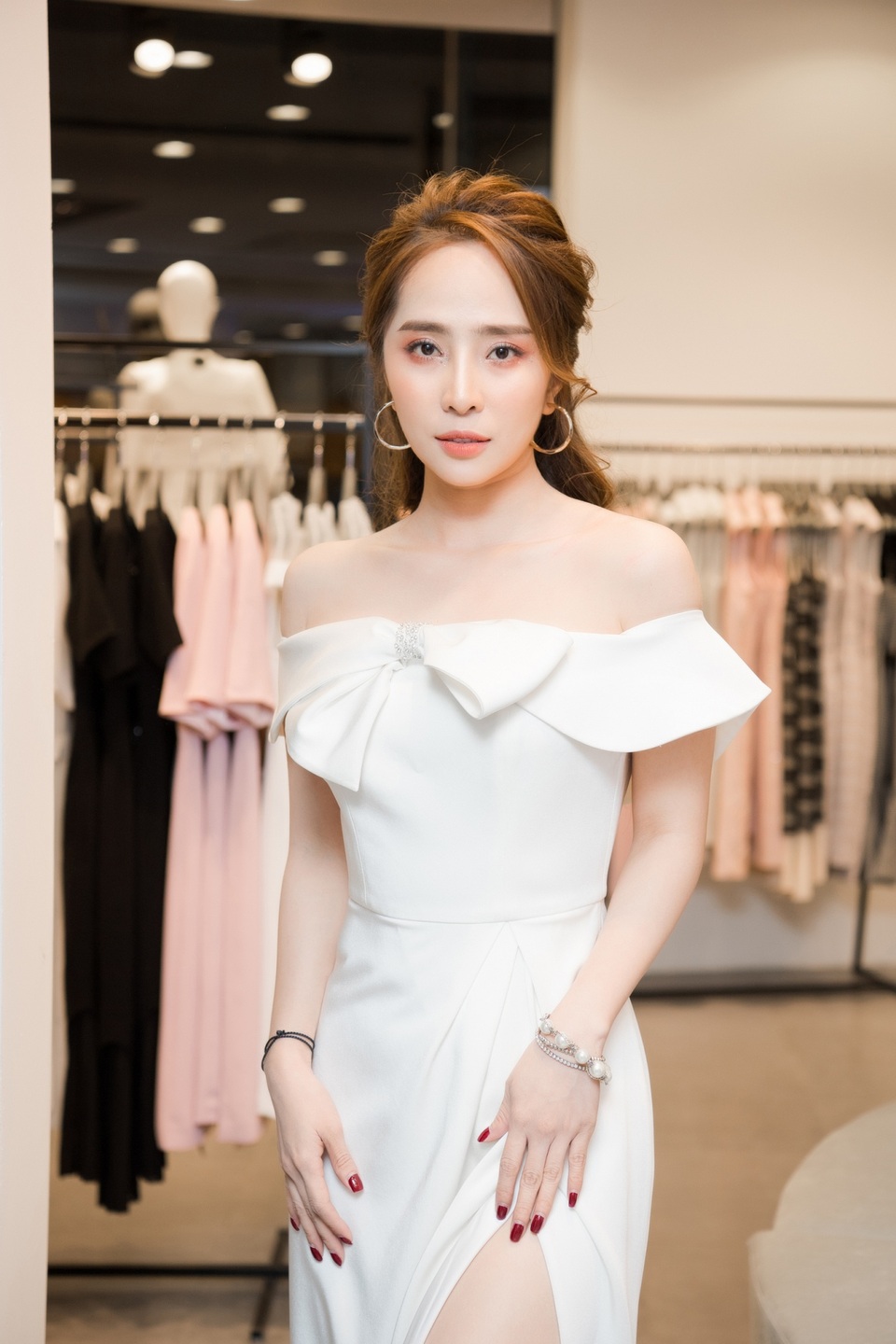 “Mẹ chồng” Lan Hương được dàn Hoa hậu, diễn viên tranh nhau gọi “u” - 5 “Mẹ chồng” Lan Hương được dàn Hoa hậu, diễn viên tranh nhau gọi “u” - 5