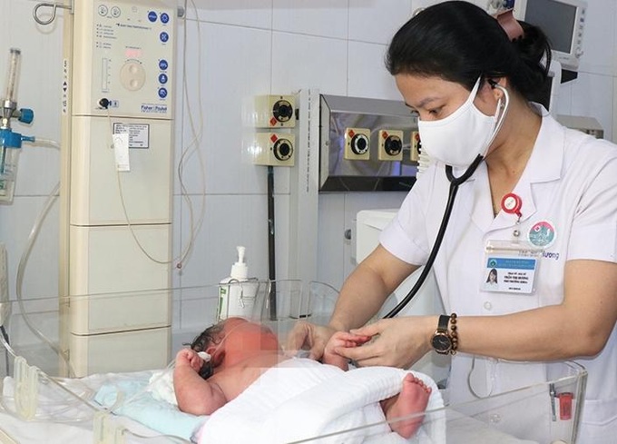 Em bé sơ sinh nặng 6,1kg ở Hà Tĩnh được bác sĩ chăm sóc.