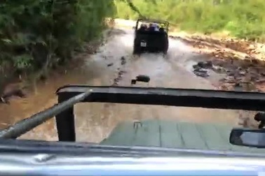 Khách Việt đi xe lội qua suối ở làng Cù Lần: Tôi thấy không thực sự an toàn