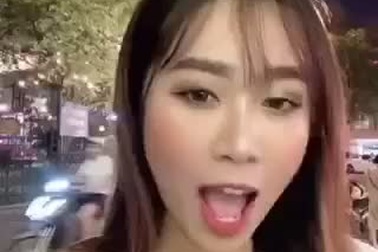 Cô gái xinh đẹp thể hiện tình yêu bóng đá