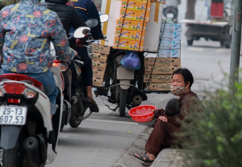 Cái bang kiếm ăn ở Hà Nội: Liệu lòng tốt có được đặt đúng chỗ? - 5 Cái bang kiếm ăn ở Hà Nội: Liệu lòng tốt có được đặt đúng chỗ? - 5