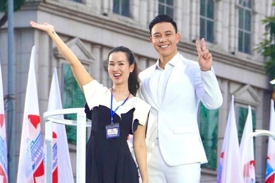 Đông Hùng hát hit 2 tỷ lượt xem ở đại lễ: 