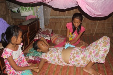 Hai đứa trẻ thơ gồng gánh chăm mẹ mắc bệnh hiểm nghèo