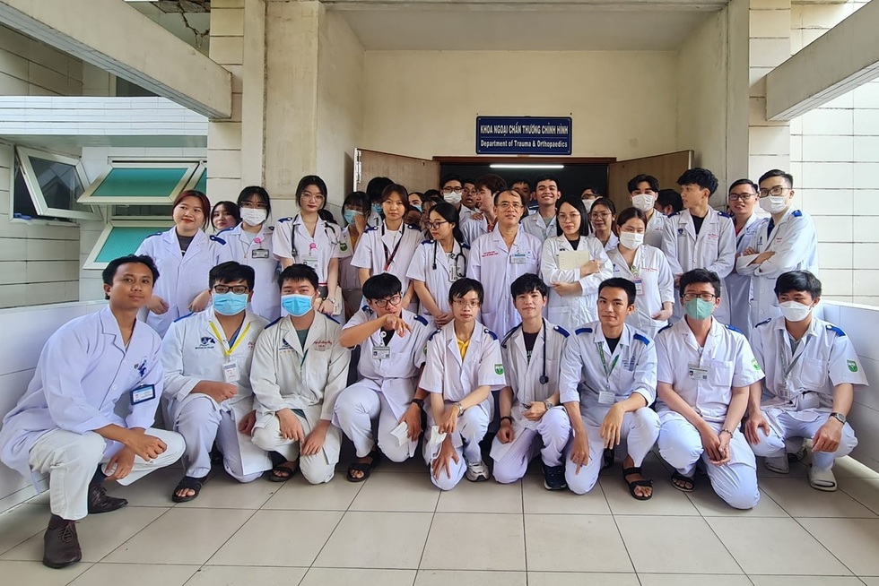 Phó giáo sư lớn lên ở nơi chỉ có 1 y sĩ và trăn trở cứu cuộc đời bệnh nhân - 4 Phó giáo sư lớn lên ở nơi chỉ có 1 y sĩ và trăn trở cứu cuộc đời bệnh nhân - 4