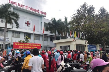 Vì sao "tắc" điểm tiêm vaccine ở TPHCM, khiến trung tâm y tế đóng cổng?