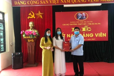Lần đầu tiên một học sinh lớp 12 thị xã Sa Pa được kết nạp Đảng