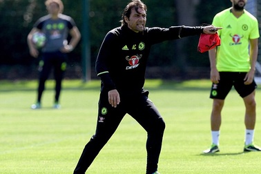 Conte đầy nhiệt huyết trên sân tập của Chelsea