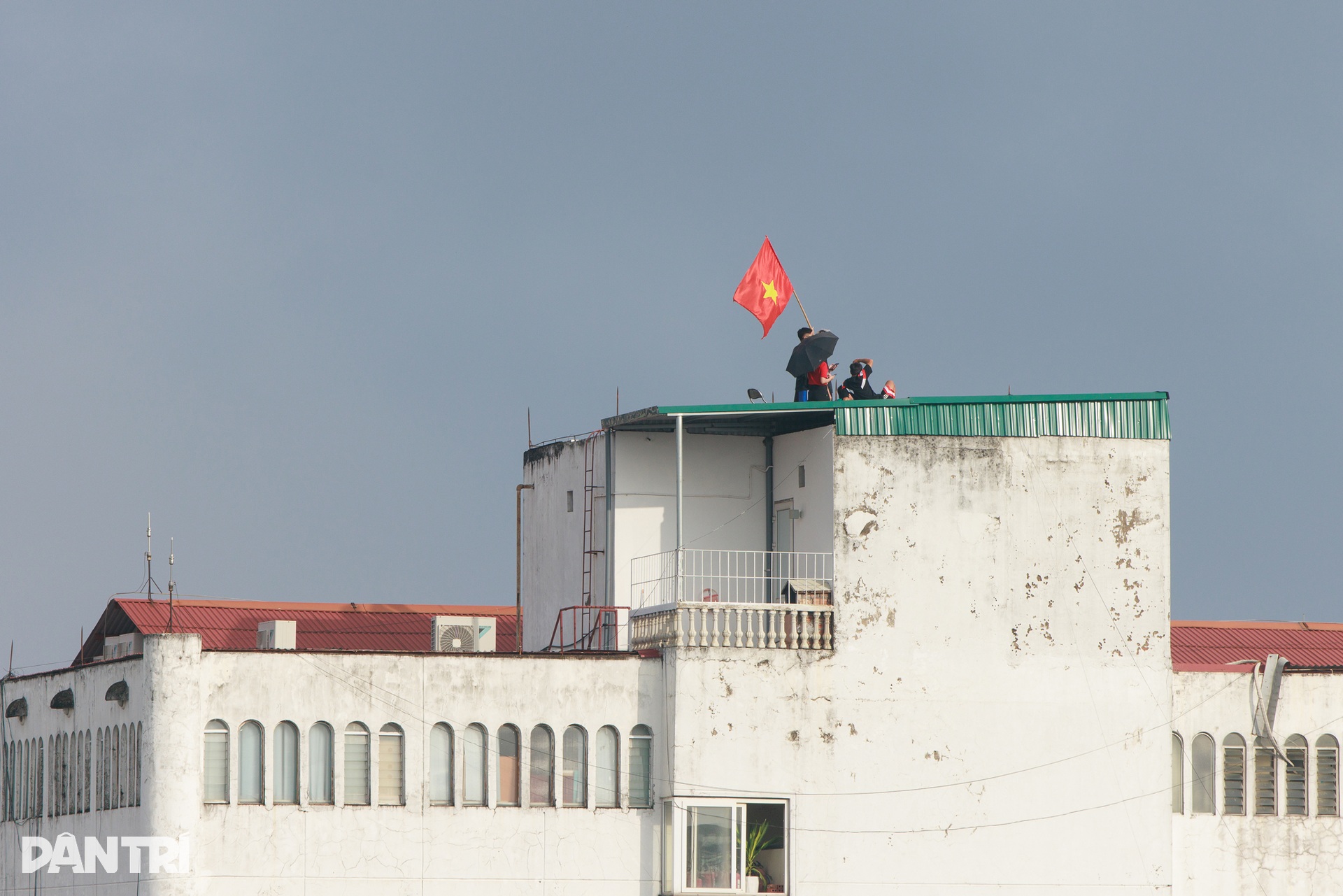 Người dân chênh vênh trên nóc nhà cao tầng để ngắm máy bay, xem diễu binh - 9 Người dân chênh vênh trên nóc nhà cao tầng để ngắm máy bay, xem diễu binh - 9