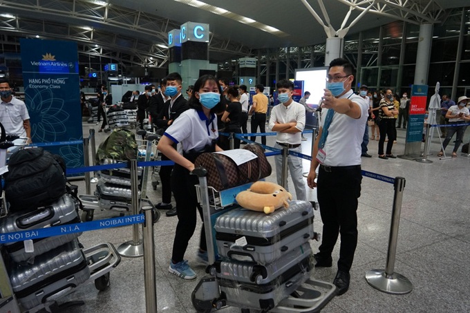 Vietnam Airlines thực hiện chuyến bay thương mại quốc tế thường lệ đầu tiên sau Covid-19 - Ảnh 16. Vietnam Airlines thực hiện chuyến bay thương mại quốc tế thường lệ đầu tiên sau Covid-19 - Ảnh 16.
