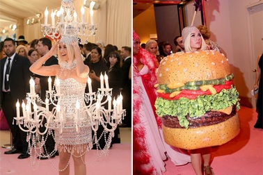 Hết mặc đèn chùm, Katy Perry lại mặc... bánh hamburger