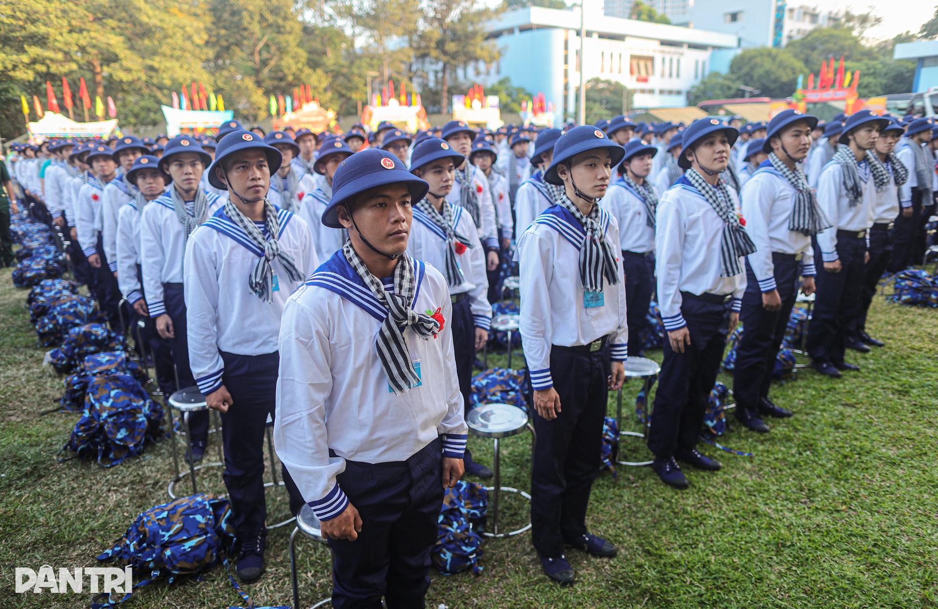Những cái ôm, nụ hôn tạm biệt thanh niên ở TPHCM lên đường nhập ngũ - 3 Những cái ôm, nụ hôn tạm biệt thanh niên ở TPHCM lên đường nhập ngũ - 3