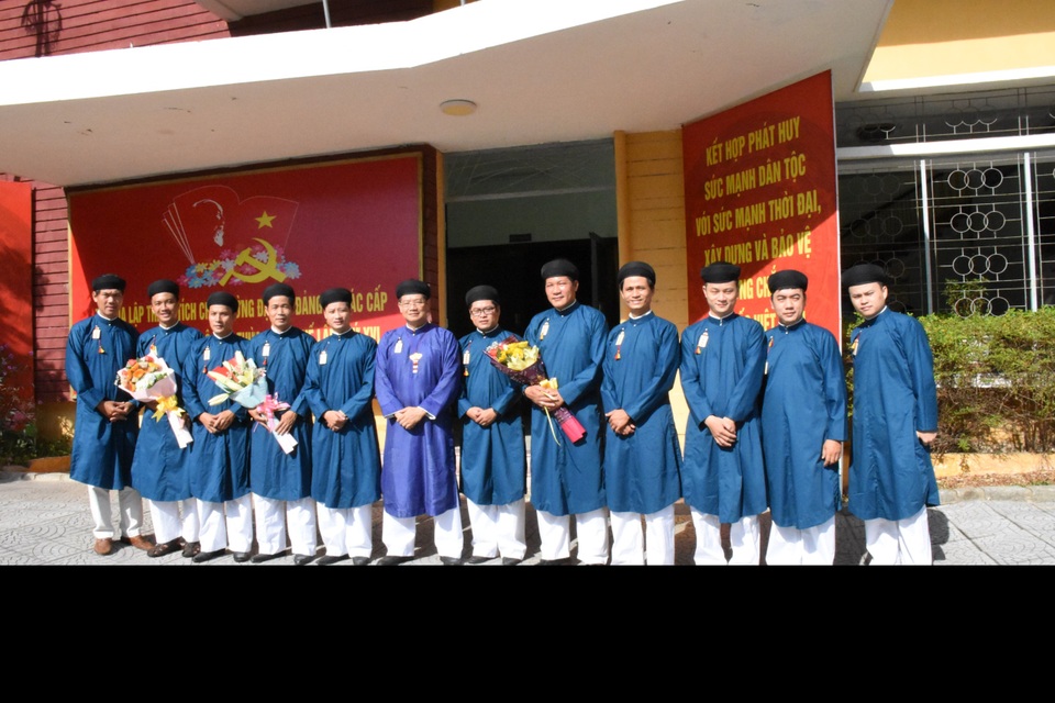 “Nam công chức mặc áo dài đến công sở là ý tưởng đột phá, cần được ủng hộ” - 4 “Nam công chức mặc áo dài đến công sở là ý tưởng đột phá, cần được ủng hộ” - 4