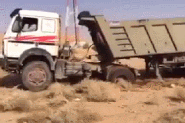 SUV cứu xe tải "sa chân"