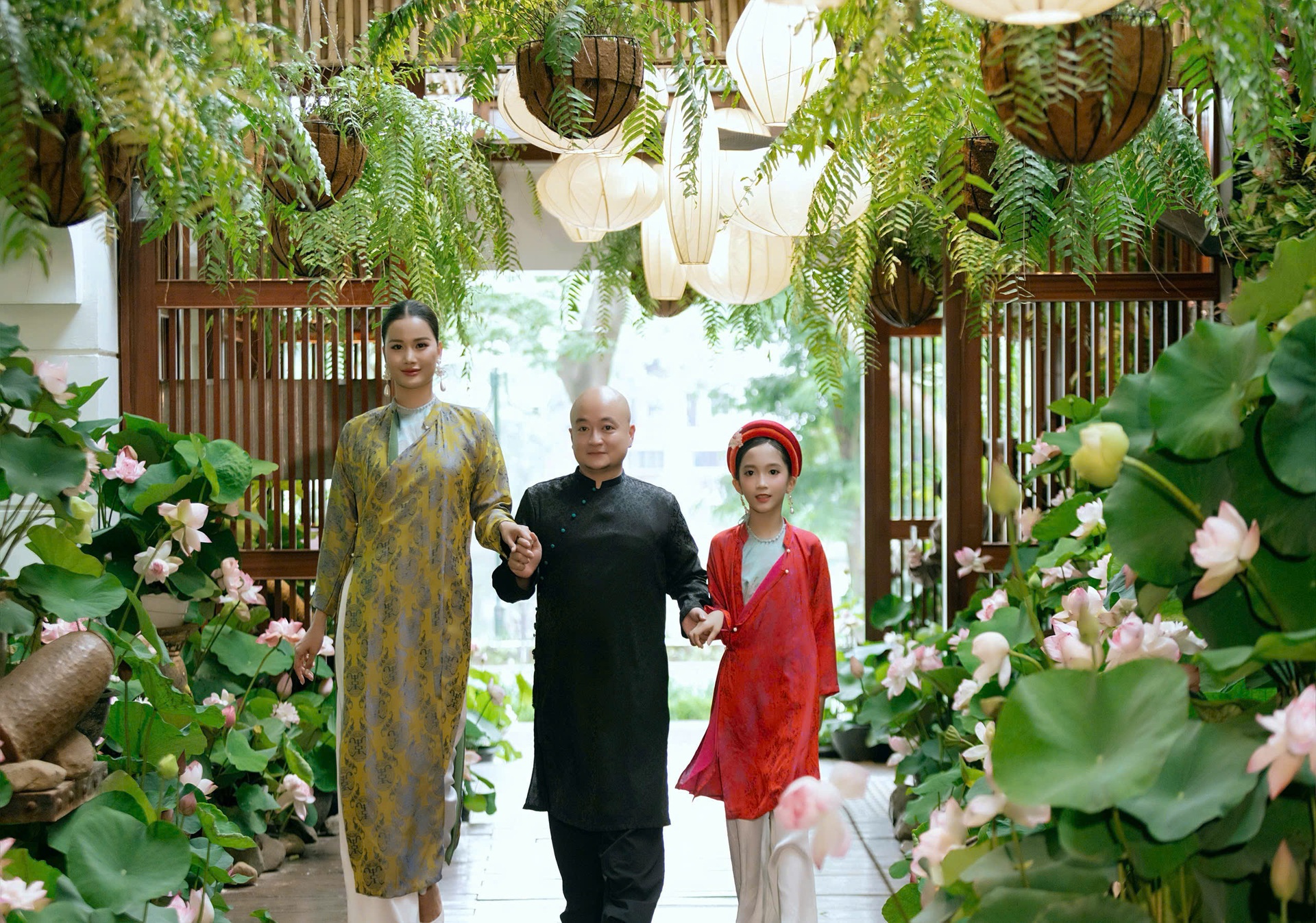 Á hậu Hương Ly duyên dáng trình diễn áo dài của NTK Cao Minh Tiến - 8 Á hậu Hương Ly duyên dáng trình diễn áo dài của NTK Cao Minh Tiến - 8