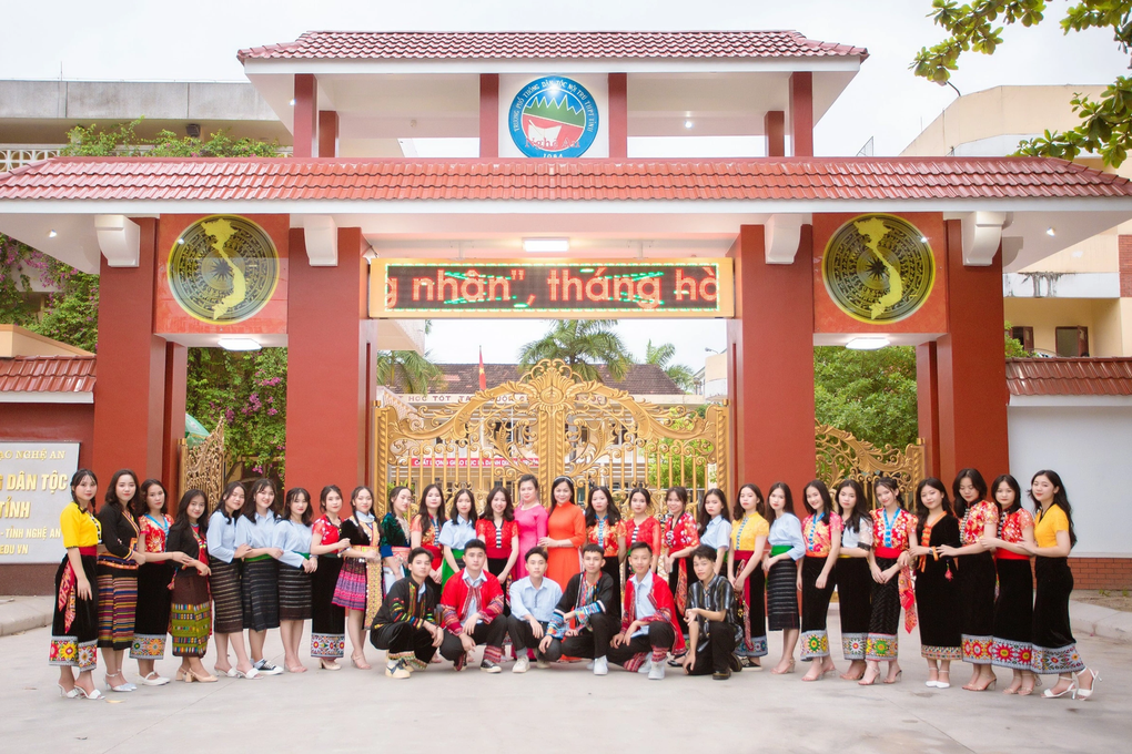 Nữ sinh người Mông đạt điểm 10 môn Lịch sử, ước mơ trở thành nhà báo - 8 Nữ sinh người Mông đạt điểm 10 môn Lịch sử, ước mơ trở thành nhà báo - 8