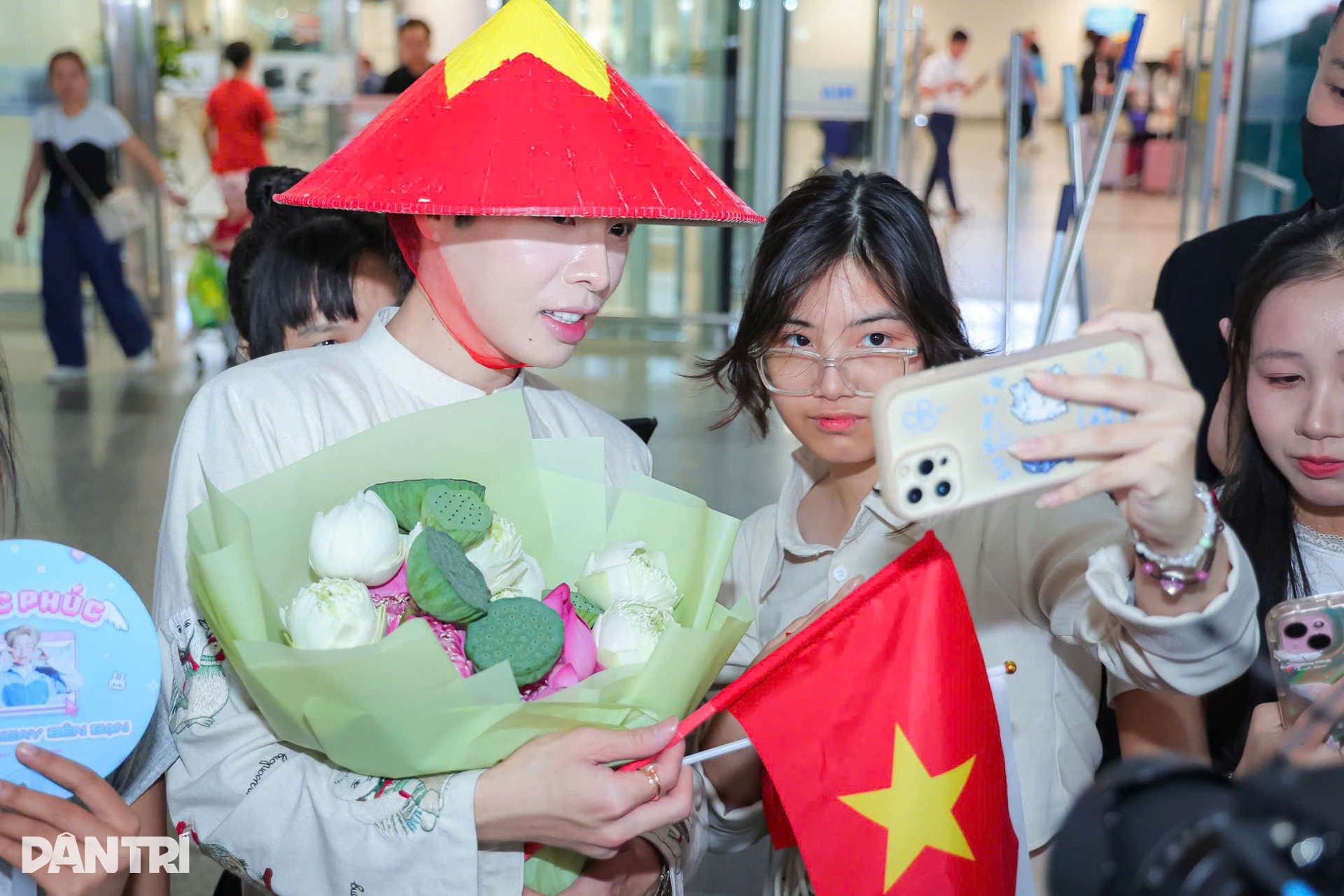 Đức Phúc về nước: Fan dậy từ 3h, mang nón lá tặng thần tượng - 8 Đức Phúc về nước: Fan dậy từ 3h, mang nón lá tặng thần tượng - 8