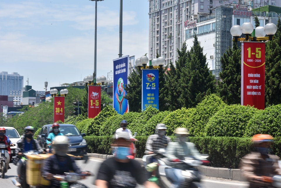 Ngắm Hà Nội rực rỡ sắc cờ trước ngày lễ lớn 30/4 - 1/5 - 3 Ngắm Hà Nội rực rỡ sắc cờ trước ngày lễ lớn 30/4 - 1/5 - 3