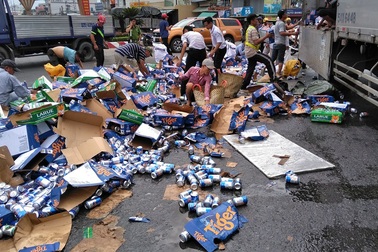 Xe tải ôm cua, hàng trăm thùng bia đổ tràn xuống đường