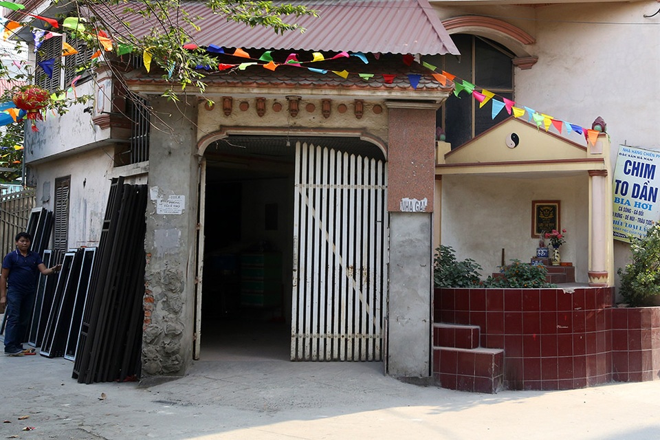 Nhà của người chết len giữa nhà người sống trên mặt đường Hà Nội - 4