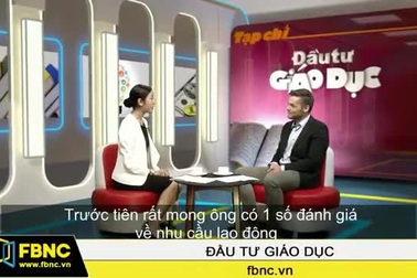 Thúy Vân dẫn chương trình bằng tiếng Anh