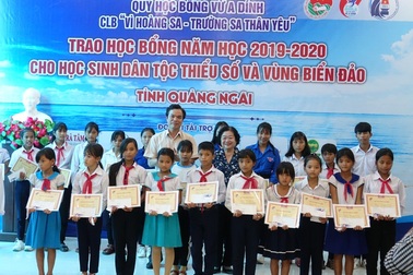 Quảng Ngãi: Trao học bổng cho 140 học sinh nghèo vượt khó
