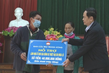 Chủ tịch Ủy ban Trung ương MTTQVN tặng quà cho người dân thiệt hại bão, lũ