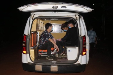 Tóm gọn 2 xe taxi chở nhóm người nước ngoài nhập cảnh trái phép