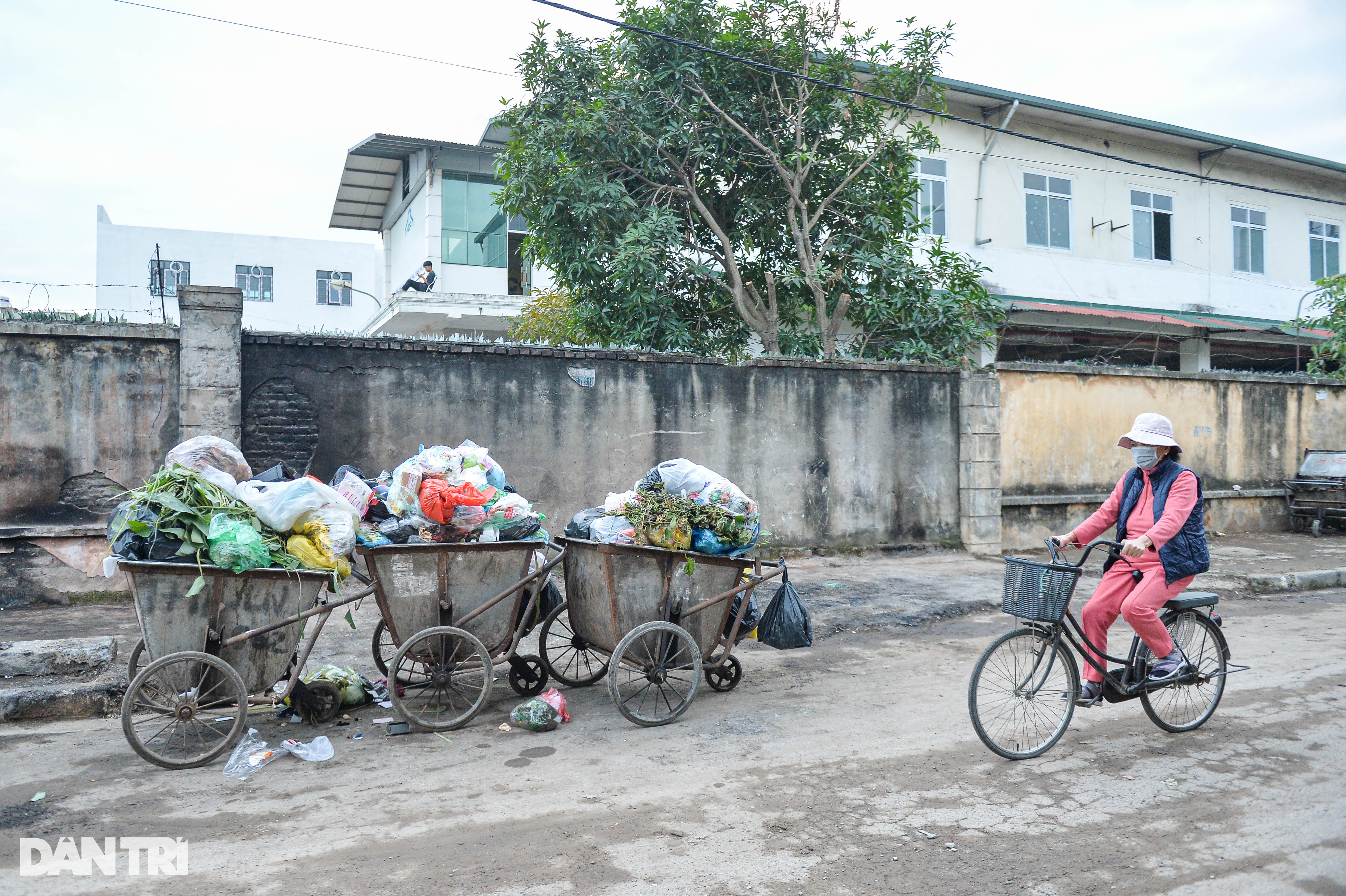Cỏ mọc um tùm, rác chất đống ở hàng loạt chợ tiền tỷ bị bỏ hoang tại Hà Nội - 15