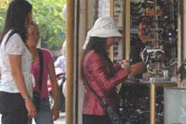 Hiểm hoạ từ mốt đeo kính áp tròng thời trang