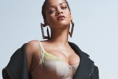 Rihanna quyến rũ trên tạp chí Vogue