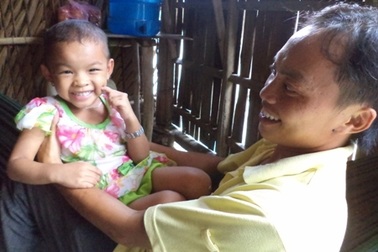 Bé gái bị mẹ ruột bạo hành sống hạnh phúc với cha