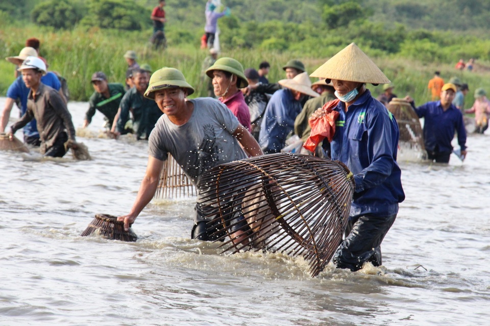 Hàng ngàn người dân đội nắng lội bùn tìm “vận may” - 6 Hàng ngàn người dân đội nắng lội bùn tìm “vận may” - 6