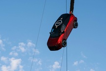 Hãng ô tô Nhật thả xe rơi từ độ cao 65 mét để làm truyền thông