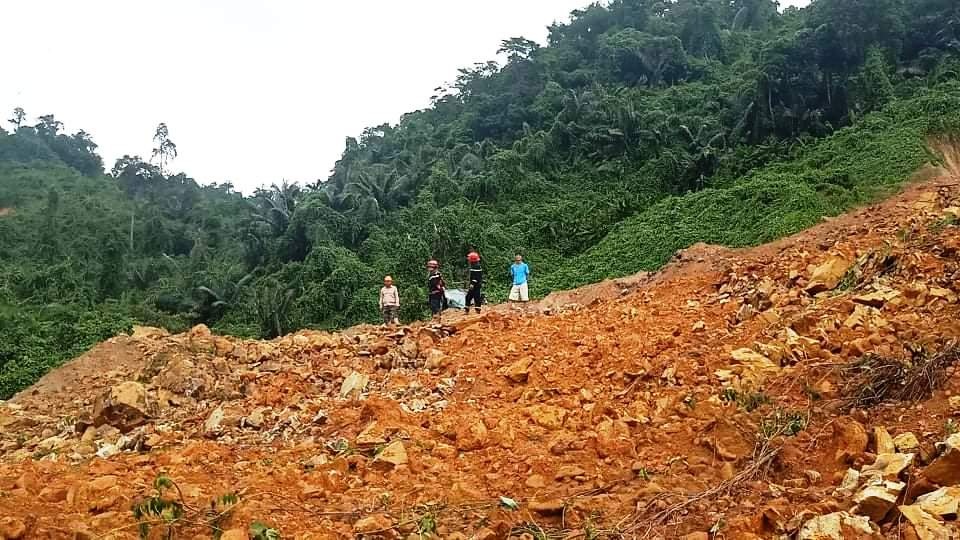 Công an tiếp cận thủy điện Rào Trăng 3, không còn dấu vết nhà điều hành - 15 Công an tiếp cận thủy điện Rào Trăng 3, không còn dấu vết nhà điều hành - 15