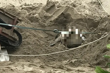 Kinh hãi phát hiện chân người thò ra trong đống cát
