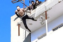 Hãi hùng cảnh IS ném người đồng tính từ mái nhà cao tầng