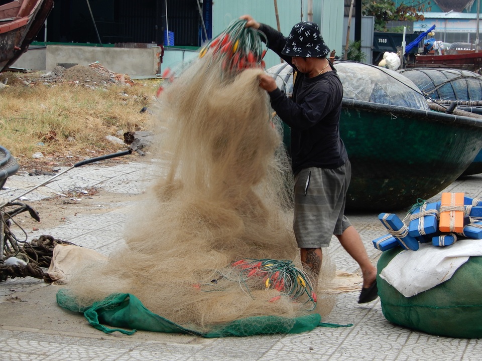 Ngư dân Đà Nẵng hối hả đưa tàu thuyền lên bờ tránh bão số 5 - 8 Ngư dân Đà Nẵng hối hả đưa tàu thuyền lên bờ tránh bão số 5 - 8
