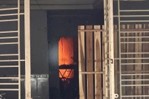 Người đàn ông ở TPHCM cố thủ bên trong khi căn nhà đang cháy