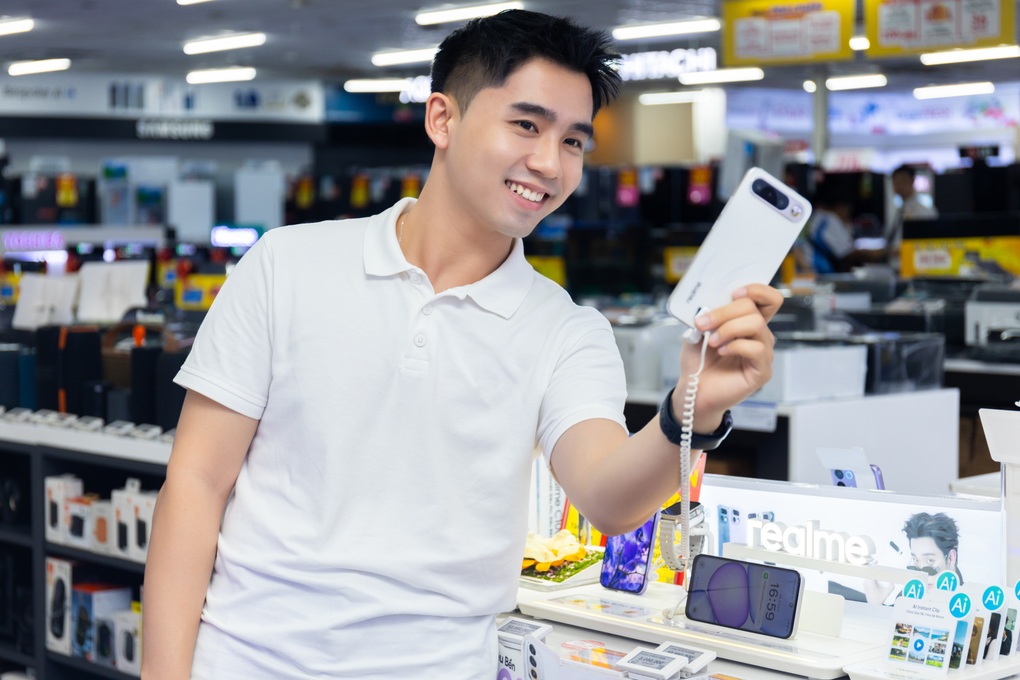 Khách hàng thích thú khi trải nghiệm smartphone 3 ngày không sạc của realme - 2