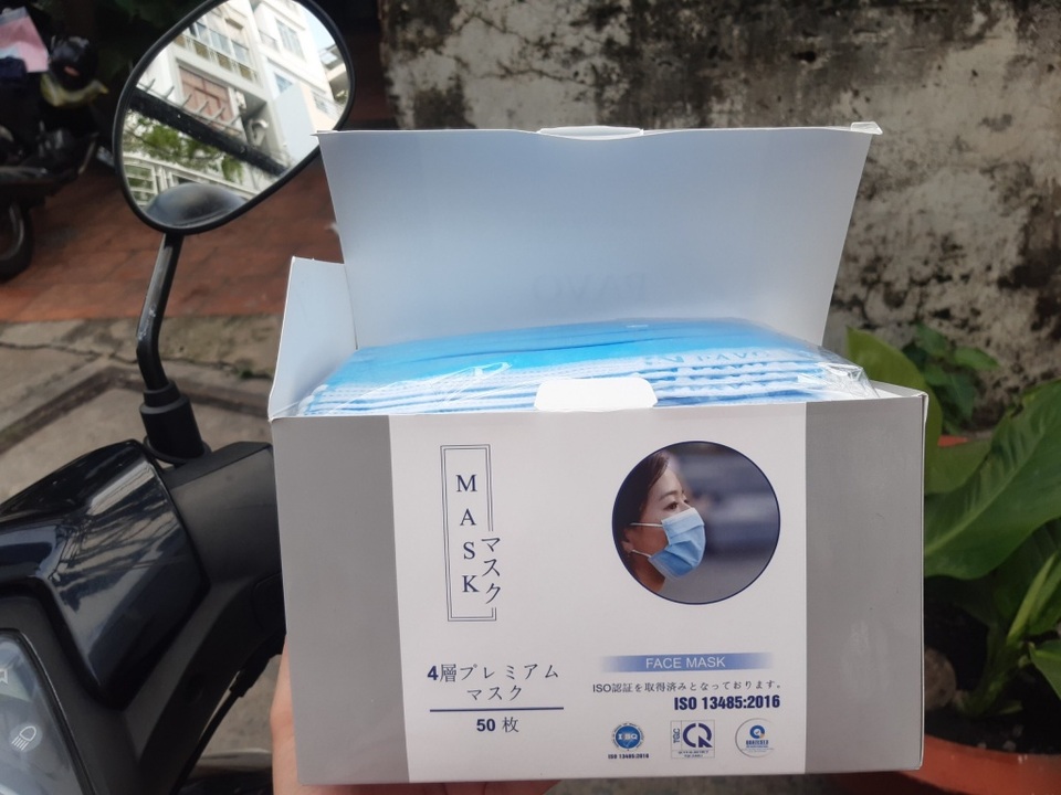 Covid-19 phức tạp, dân buôn khẩu trang “dọa” tăng giá 10 triệu đồng/thùng - 4 Covid-19 phức tạp, dân buôn khẩu trang “dọa” tăng giá 10 triệu đồng/thùng - 4