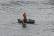 Hai cha con mất tích trên vùng biển đang có bão số 5