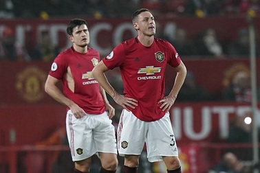 Man Utd nợ đầm đìa, nhà Glazers vẫn mải mê... chia tiền