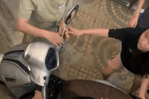 Nước đổ vào văn phòng ở Hà Nội như lũ, nhân viên nghỉ làm chờ khắc phục