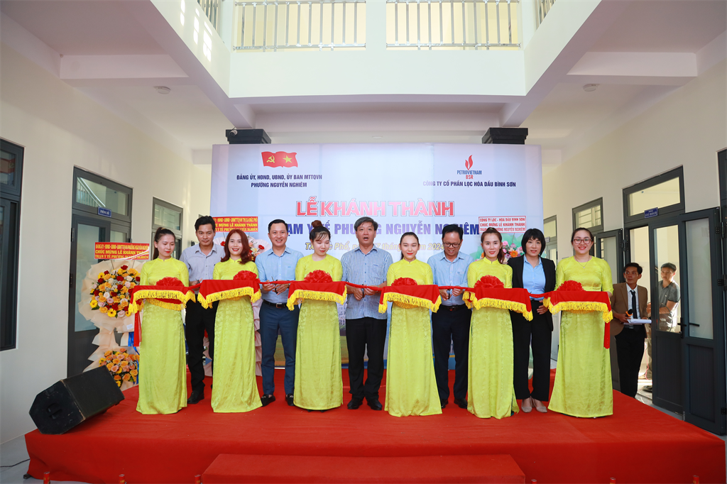 Các đại biểu cùng nhau cắt băng khánh thành công trình Trạm Y tế phường Nguyễn Nghiêm do BSR tài trợ..jpg Các đại biểu cùng nhau cắt băng khánh thành công trình Trạm Y tế phường Nguyễn Nghiêm do BSR tài trợ..jpg