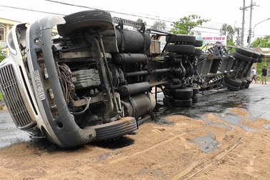 Lật xe container, 21 tấn dầu cá tràn đầy đường