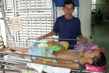 Thảm cảnh của gia đình gặp nạn vì sập nhà   