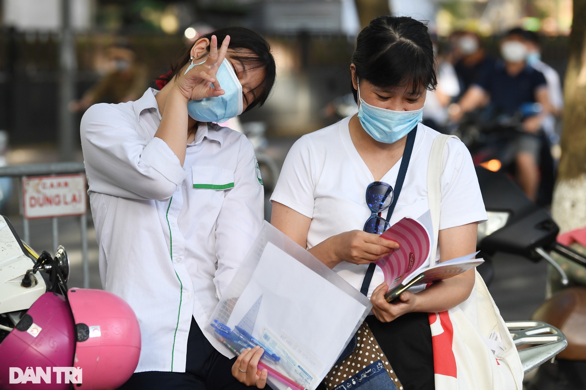 Những cái nắm tay ấm áp tiếp sức sĩ tử ngày thi đầu tiên kỳ thi vào 10 THPT - 9 Những cái nắm tay ấm áp tiếp sức sĩ tử ngày thi đầu tiên kỳ thi vào 10 THPT - 9